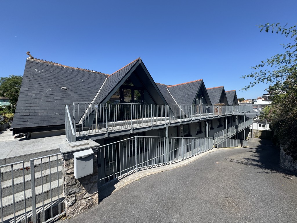 Lot: 63 - RESIDENTIAL INVESTMENT IN POPULAR LOCATION - View of the block